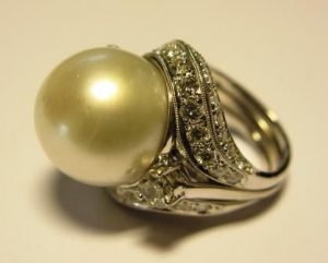 Ziedas Nr.41 (is balto aukso, su perlu ir briliantais)