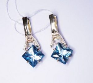 Auskarai Nr.41 (su zydruoju topazu ir briliantais, is balto aukso)