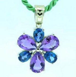 Pakabukas Nr.41 (geles formos, is aukso, inkrustuotas safyrais ir ametistais)