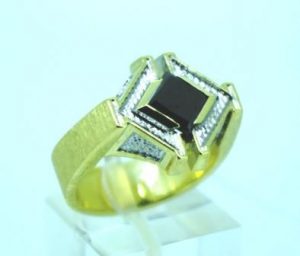 Ziedas Nr.42 (is geltono aukso, puostas juoduoju deimantu ir briliantais)