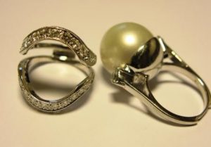 Ziedas Nr.42 (balto aukso, is dvieju daliu, su perlu ir briliantais)