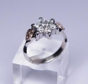 Ziedas Nr.43 (is balto aukso, puostas raudonu auksu ir briliantais)