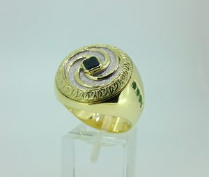 Vyriskas ziedas Nr.44 (is geltono ir balto aukso, puostas safyrais)