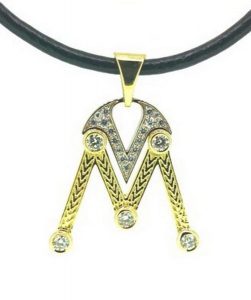 Pakabukas Nr.45 (is geltono ir balto aukso, su seimos monograma, puostas brangakmeniais)