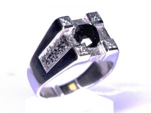 Ziedas Nr.45 ( is balto aukso, puostas juoduoju deimantu)