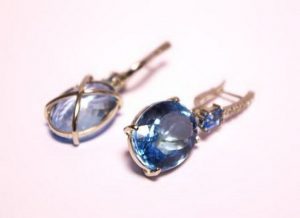 Auskarai Nr.46 (is balto, geltono arba raudono aukso, su topazais)