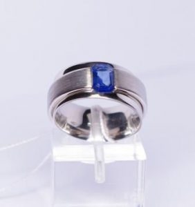 Ziedas Nr.47 (is balto, geltono arba raudono aukso, su safyru)