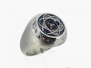 Ziedas Nr.47 (is platinos arba aukso, puostas brangakmeniais)