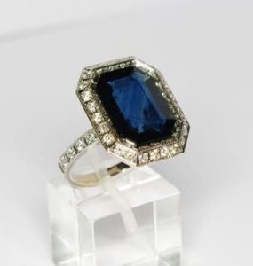 Ziedas Nr.48 (is balto aukso, puostas safyru ir briliantais)