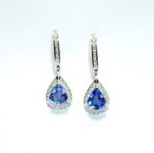 Auskarai Nr.48 (kabantys, is balto aukso, puosti safyrais ir briliantais)