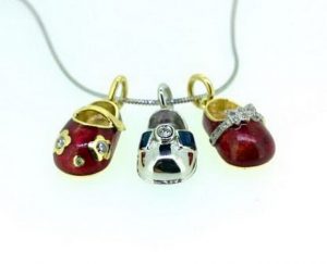 Pakabukas Nr.48 (batukai is aukso, puosti spalvota emale ir briliantais)