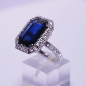 Ziedas Nr.49 (is balto aukso, su safyru arba kt.brangakmeniu ir briliantais)