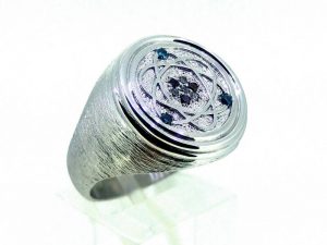 Vyriskas ziedas Nr.49 (is platinos, puostas spalvotais briliantais)