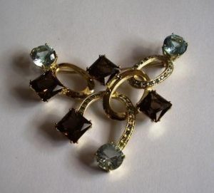 Sege Nr.5 (is geltono aukso, puosta zydrais topazais, duminiu kvarcu ir briliantais)