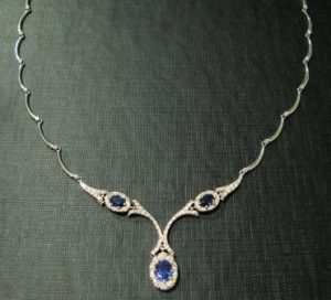 Kolje Nr.5 (is balto aukso, puostas safyrais ir briliantais)