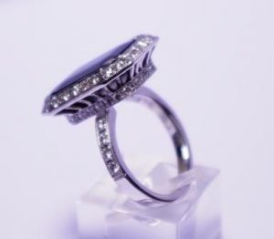 Ziedas Nr.50 (is balto, geltono arba raudono aukso, puostas brangakmeniais)