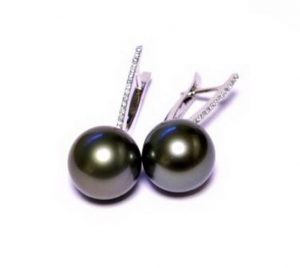 Auskarai Nr.50 (su juodais perlais, is balto aukso, puosti briliantais)