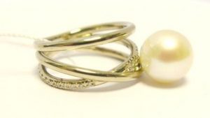 Ziedas Nr.52 (is geltono, balto arba raudono aukso, su perlu ir briliantais)