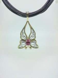 Pakabukas Nr.52 (drugelis is balto ir geltono aukso, puostas turmalinu)