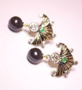 Auskarai Nr.53 (is geltono aukso, su perlais, puosti smaragdais ir briliantais)