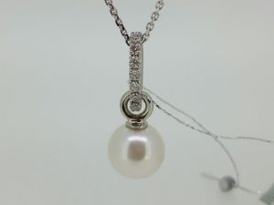 Pakabukas Nr.55 (is balto aukso, su perlu ir briliantais)