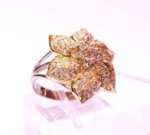 Ziedas Nr.58 (is balto ir geltono aukso, puostas spalvotais briliantais)