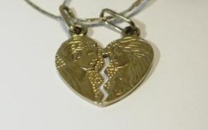 Kolje Nr.6 (is geltono ir balto aukso, su zvaigzdiniu safyru sirdeleje)