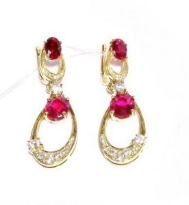 Auskarai Nr.60 (kabantys, is geltono aukso, puosti rubinais ir briliantais)