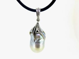 Pakabukas Nr.62 (su perlu, is balto aukso, puostas brangakmeniais)