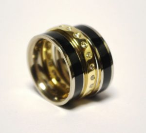 Ziedas Nr.62 (platus, geltono ir balto aukso ziedas, is atskiru daliu, su emale ir briliantais)