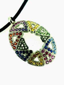 Pakabukas Nr.67 (is aukso, puostas spalvotais safyrais ir briliantais)