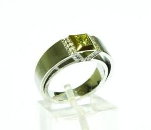 Ziedas Nr.69 (is platinos, puostas kvadratiniu zalsvuoju deimantu ir briliantais)