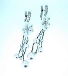 Auskarai Nr.71 (is aukso, puosti perlamutru, perlais ir briliantais)