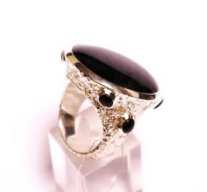 Ziedas Nr.74 (su zvaigzdiniu safyru, is balto, geltono arba raudono aukso)