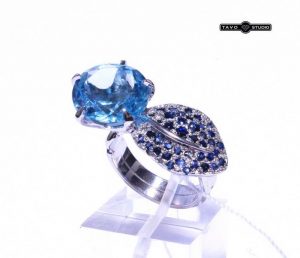 Ziedas Nr.75 (balto aukso, puostas zydruoju topazu ir safyrais)