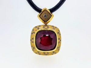 Pakabukas Nr. 77 (is aukso, puostas rubinu ir briliantais)