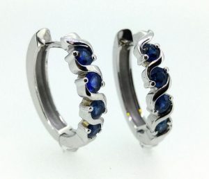 Auskarai Nr.79 (is balto, geltono arba raudono aukso,su safyrais)