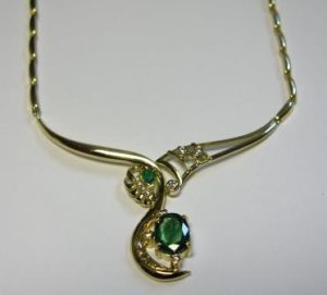 Kolje Nr.8 (is geltono aukso, puosta smaragdais ir briliantais)