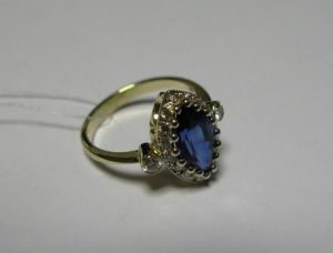 Ziedas Nr.8 (is geltono aukso, su safyru ir briliantais)