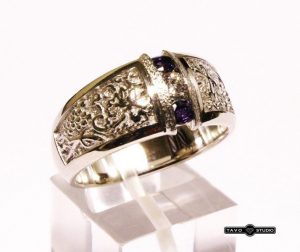 Ziedas Nr.81 (is geltono aukso, su safyrais ir briliantu)