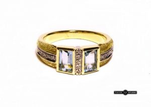 Ziedas Nr.83 (su zydrais topazais ir briliantais, is geltono aukso)