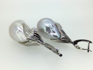 Auskarai Nr.83 (is balto aukso, su perlais, puosti briliantais)