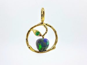 Pakabukas Nr.84 (is aukso, puostas opalu ir smaragdu)