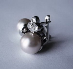 Auskarai Nr.8 (is balto aukso, puosti perlu ir briliantais)