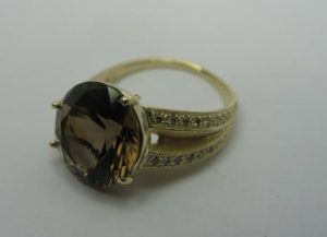 Ziedas Nr.9 (is geltono aukso, su duminiu kvarcu ir briliantais)