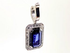 Pakabukas Nr.90 (su melynuoju safyru ir briliantais, is aukso)