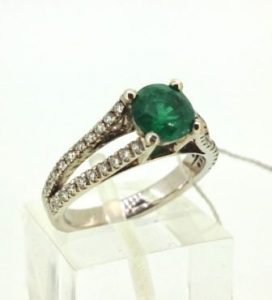 Ziedas Nr.93 (is balto aukso, puostas smaragdu ir briliantais)