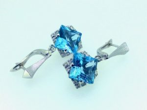 Auskarai Nr.93 (is balto aukso, su zydruoju topazu ir briliantais)