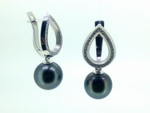 Auskarai Nr.95 (su juodais perlais, is briliantais puosto balto aukso)