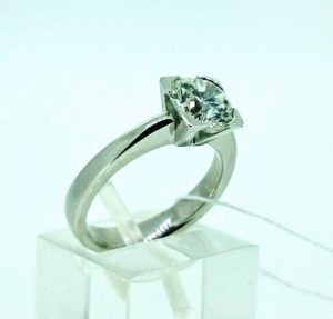 Ziedas Nr.96 (is balto,geltono arba raudono aukso, su briliantu)